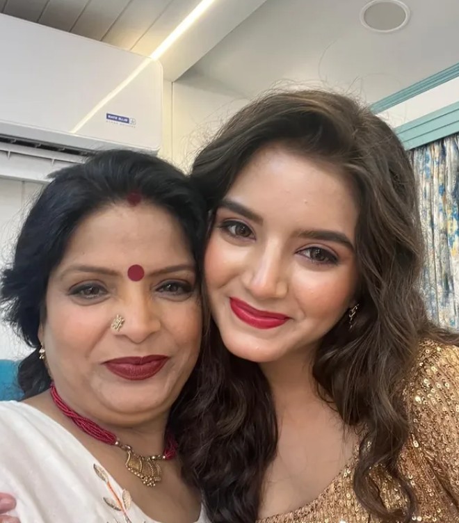 Priyanshi Yadav with her mother Priya Yadav